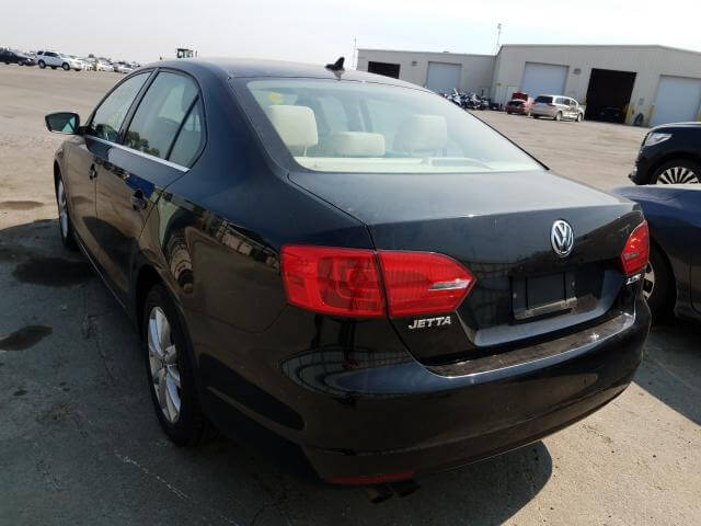 Купить бу Volkswagen Jetta 2.5 2013 года в США