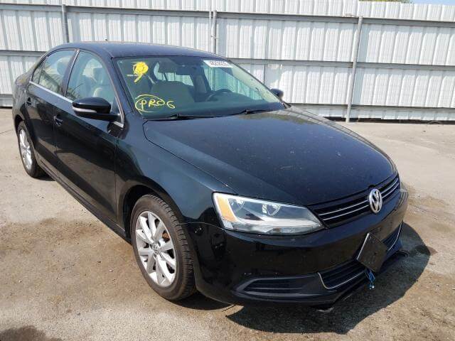 Купить бу Volkswagen Jetta 2.5 2013 года в США