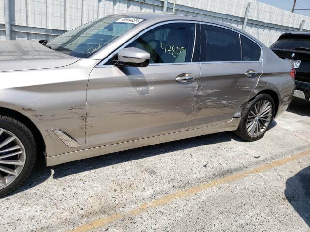 Купить бу BMW 530 XI 2.0 2017 года в США