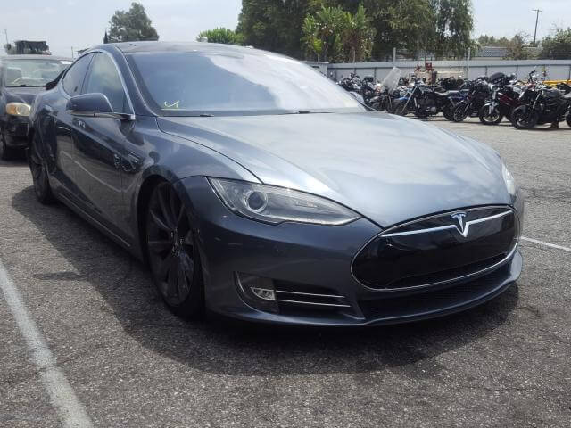 Купить б/у TESLA MODEL S RED 2013 года в США