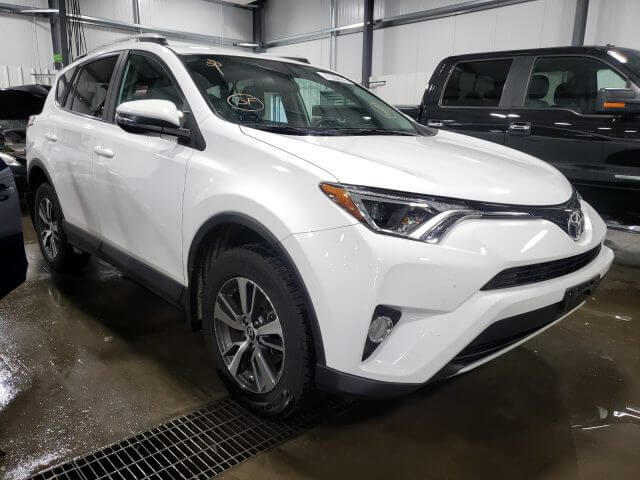 Купить бу TOYOTA RAV4 2.5 2016 года в США