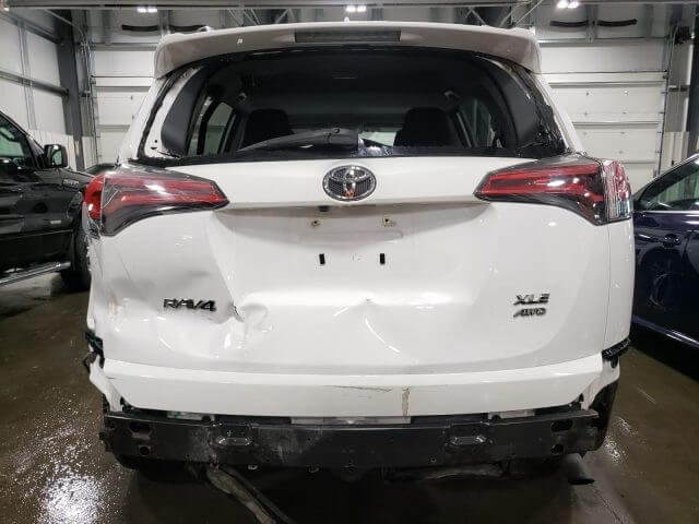 Купить бу TOYOTA RAV4 2.5 2016 года в США