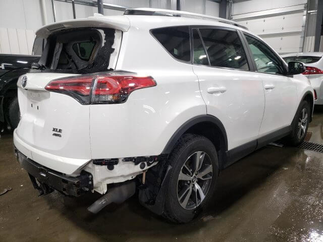 Купить бу TOYOTA RAV4 2.5 2016 года в США