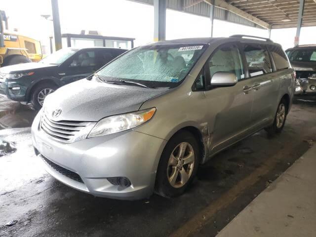 Купить бу TOYOTA SIENNA 3.5 2015 года в США