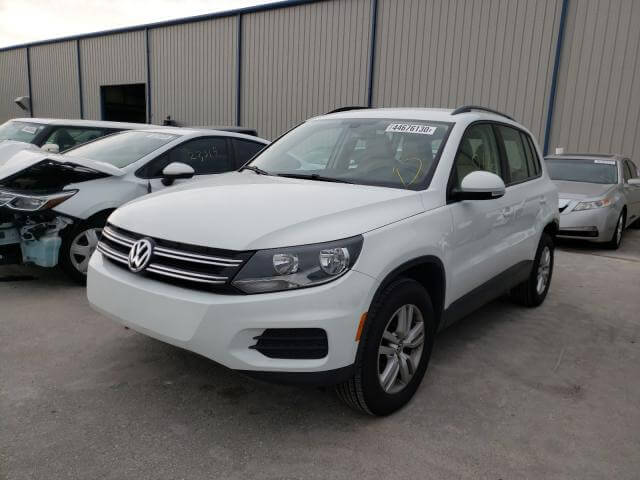 Купить бу VOLKSWAGEN TIGUAN 2.0 2016 года в США