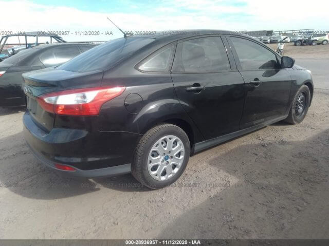 Купить бу FORD FOCUS SE 2012 года в США