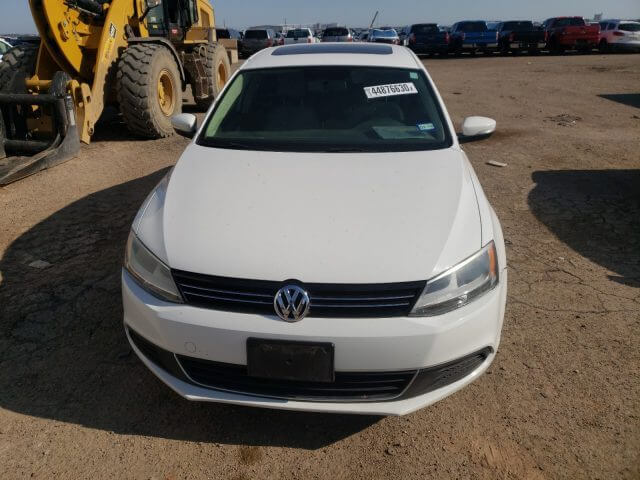 Купить бу Volkswagen Jetta 2.5 2013 года в США