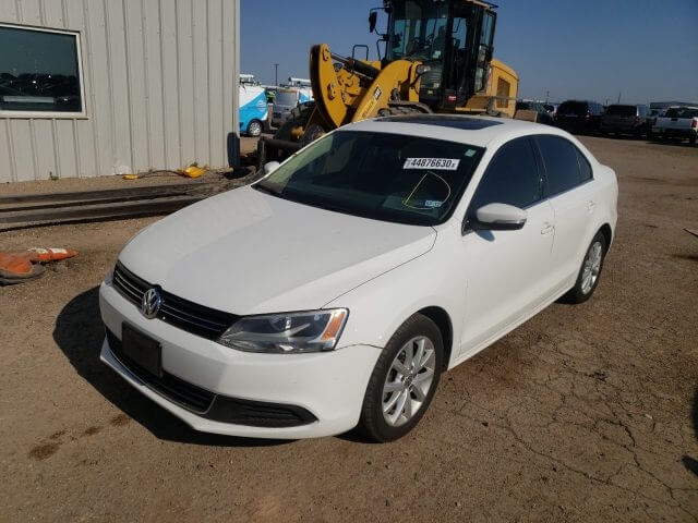 Купить бу Volkswagen Jetta 2.5 2013 года в США