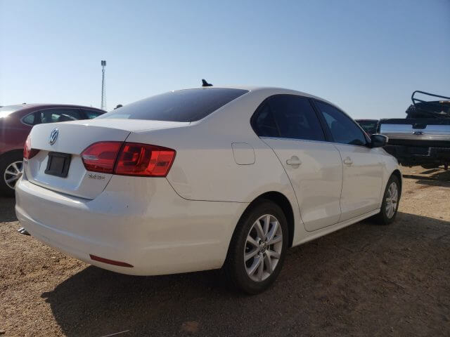 Купить бу Volkswagen Jetta 2.5 2013 года в США