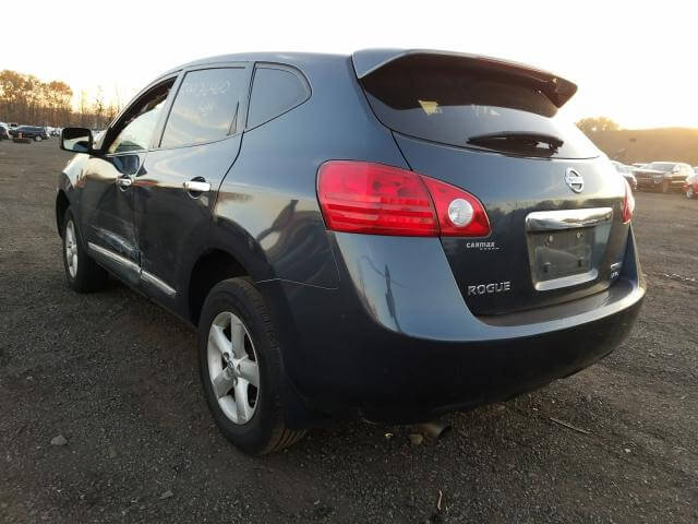 Купить бу NISSAN ROGUE S 2.5 2013 года в США