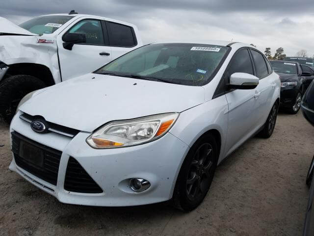 Купить бу FORD FOCUS SE 2014 года в США