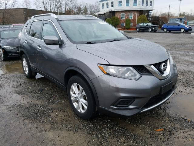 Купить бу NISSAN ROGUE 2.5 2016 года в США