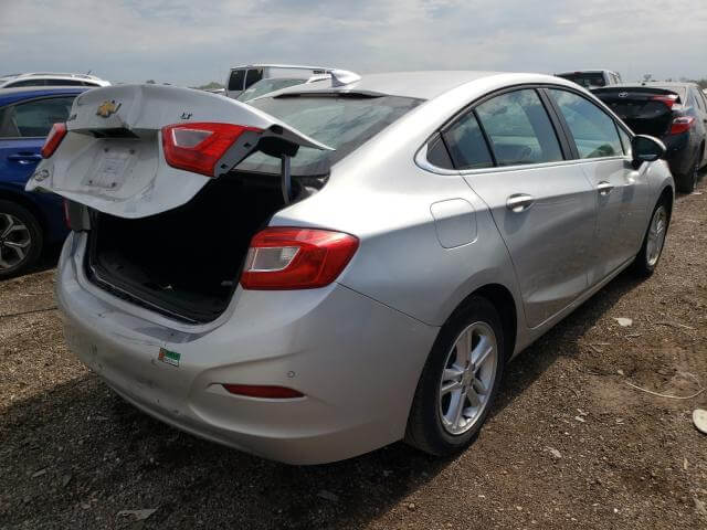 Купить бу CHEVROLET CRUZE LT 2017 года в США