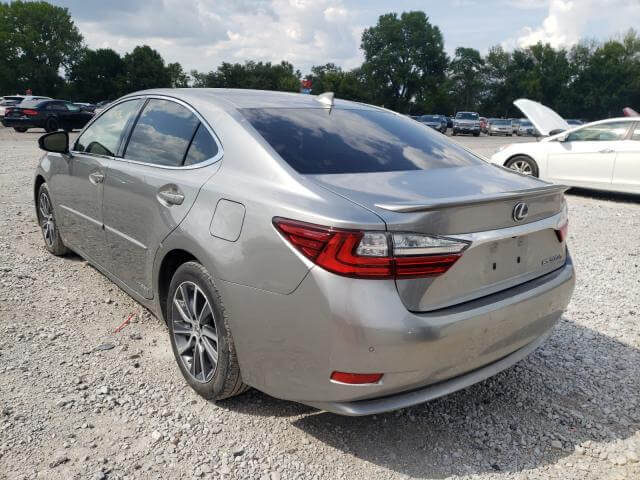 Купить бу LEXUS ES 300H 2016 года в США