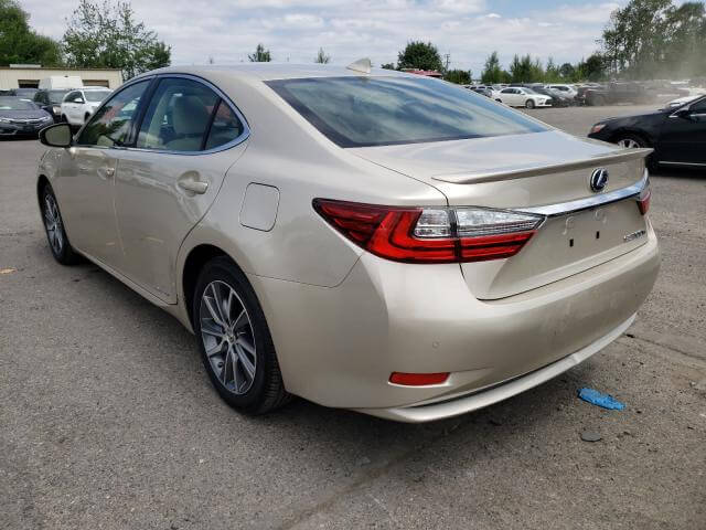 Купить бу LEXUS ES 300H 2018 года в США