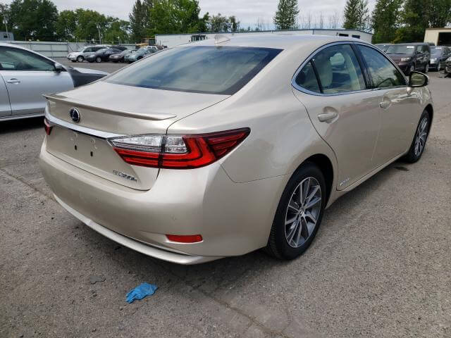 Купить бу LEXUS ES 300H 2018 года в США