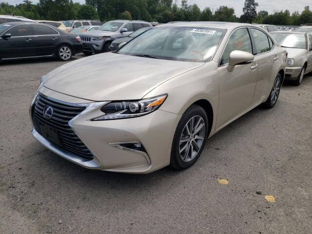 Купить бу LEXUS ES 300H 2018 года в США