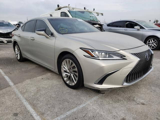 Купить бу LEXUS ES 300H 2019 года в США