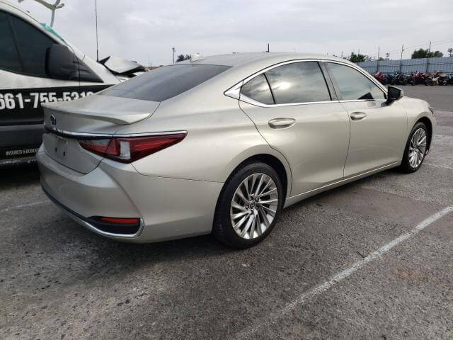 Купить бу LEXUS ES 300H 2019 года в США