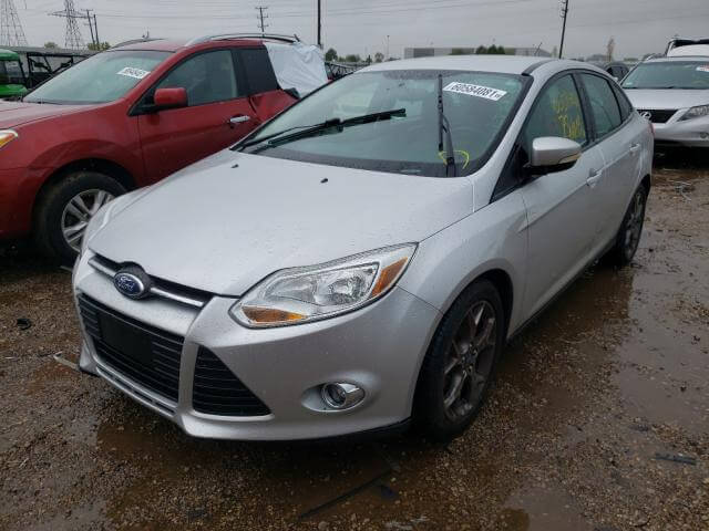 Купить бу FORD FOCUS SE 2013 года в США