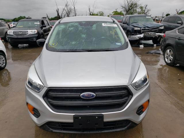 Купить бу Ford Escape S 2017 года в США