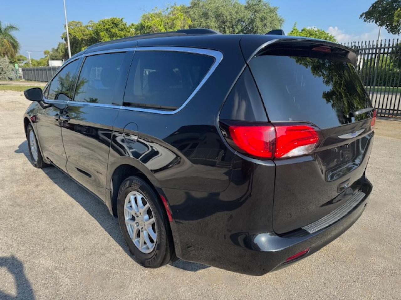 Купить б/у CHRYSLER VOYAGER 2020 года в США, Крайслер Вояджер 2020 из США, Купить б/у CHRYSLER VOYAGER 2020 года в США